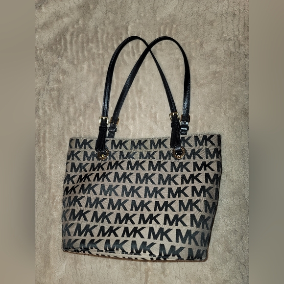 Michael Kors Jet Set Medium Tote - Picture 2 of 7